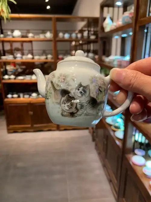 粉彩猫咪壶