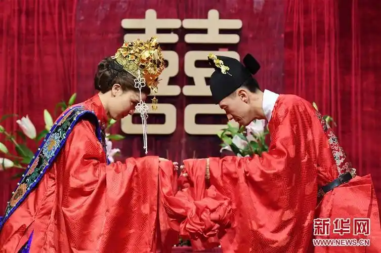 返回搜狐,查看更多5月26日,新郎黄品超与新娘吴誉靖行拜堂礼.