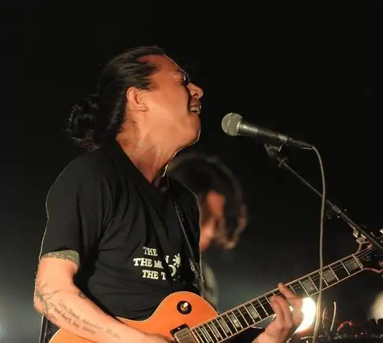 痛仰乐队"今日青年"百城巡演舟山开唱 主唱高虎抱吉他献唱狂竖中指