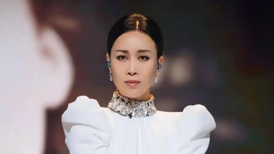 那英歌手舞台紧张忘词,手指提词器唱歌,虽有失误但瑕不掩瑜