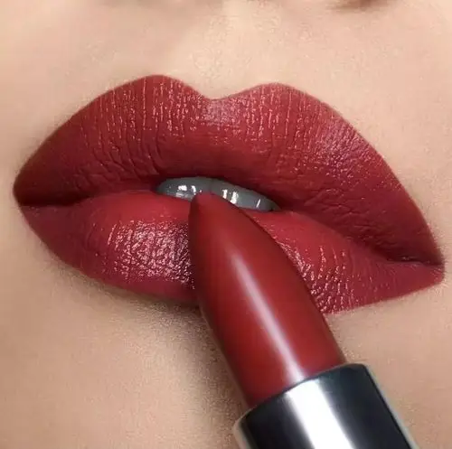 不要只靠口红滋润,护唇膏要不离身!