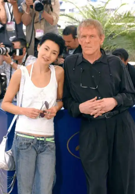 58岁张曼玉疑移居英国,名品店被偶遇身材瘦削,主动握手拒绝合影_支持