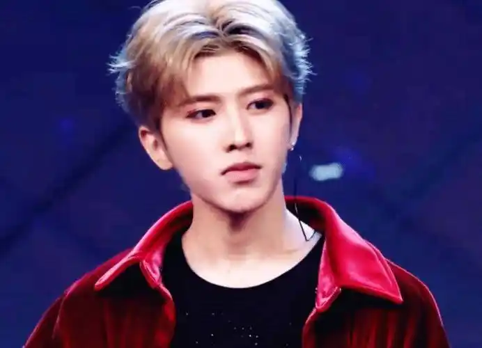 原创蔡徐坤速度有多快镜头前快到模糊网友顶流走路都带风