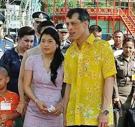 67岁泰国国王也曾为爱痴狂与娇妻西米拉逛街穿的比年轻人还潮