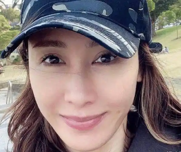 黎姿素颜近照曝光,五官精致无可挑剔,皮肤状态很好_气质_女神_衣服