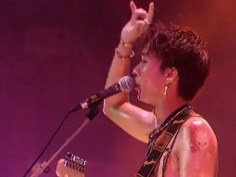 求一张图黄家驹拿着立式麦克风侧面抬起一只手