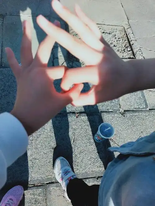 写美篇手牵手 一步两步 三步四步 望着天  我们是好闺蜜!