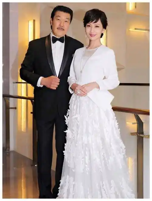 赵雅芝慰问老人,老奶奶问:你多大了?赵雅芝笑答:我65!