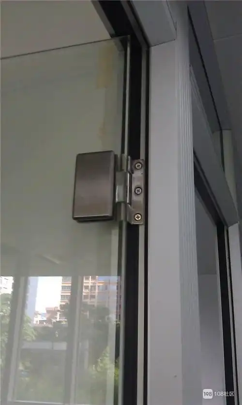 有维修玻璃门的师傅吗?