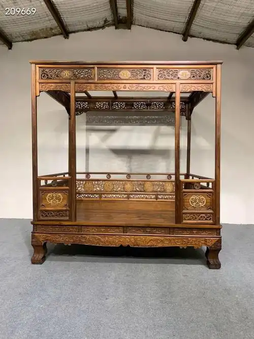 床,镶嵌汉白玉石草龙雕刻,工艺精湛,款式高端大方,包浆醇厚,皮壳老辣!