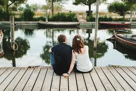 在桥上约会的夫妻图片素材