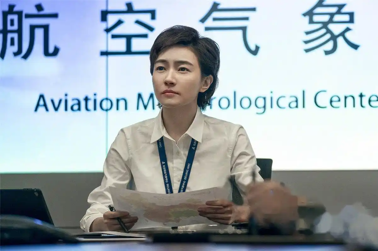 【《中国机长》曝剧照陈数焦俊艳阚清子冯文娟尽显英雄背后的力量】