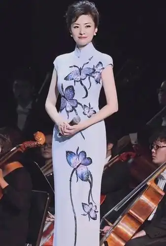 58岁邝美云才是真贵妇,穿蕾丝旗袍好优雅,气质光靠钱堆不出来