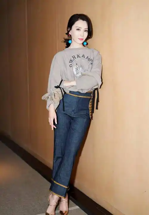 优雅有力的穿衣风格,陈数46岁时的穿搭秘诀_衣服_形象_款式