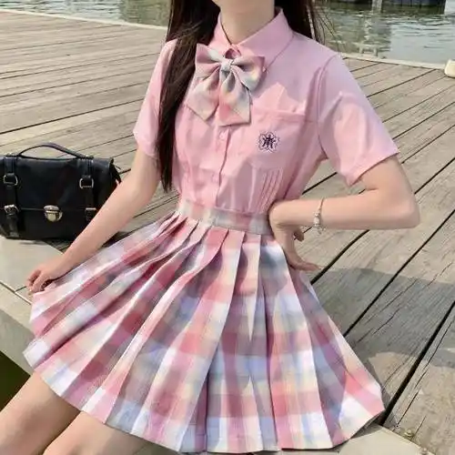 美女教师穿jk制服上课,引起家长们不满,评论区网友各抒己见_教育_影响