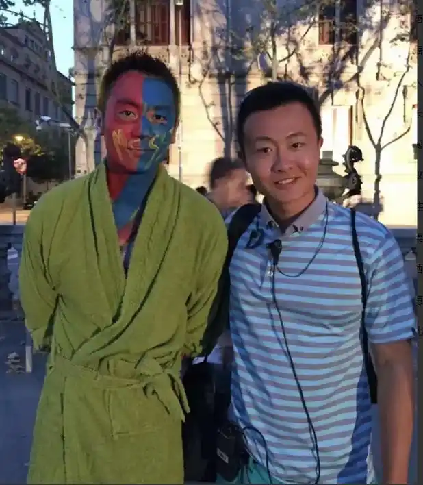 沈佳妮晒暑假自拍照,素颜出镜发白脸黄,朱亚文国外拍戏被偶遇