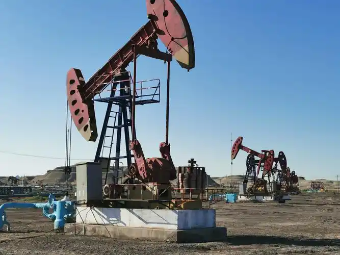 石油开采机(磕头机) - 赵峰旅行摄影 - 图虫