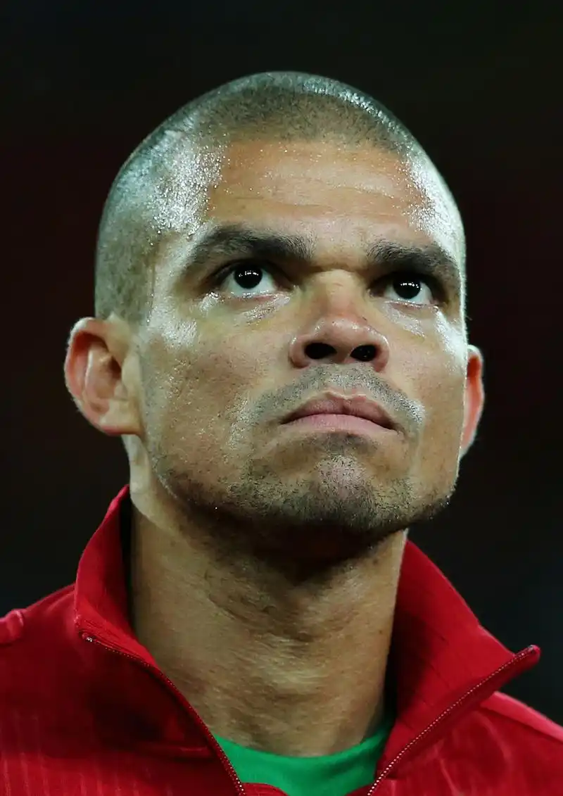 如果你太软弱,你就训练自己的狠劲,可以先锻炼你的眼神,眼睛是心灵的