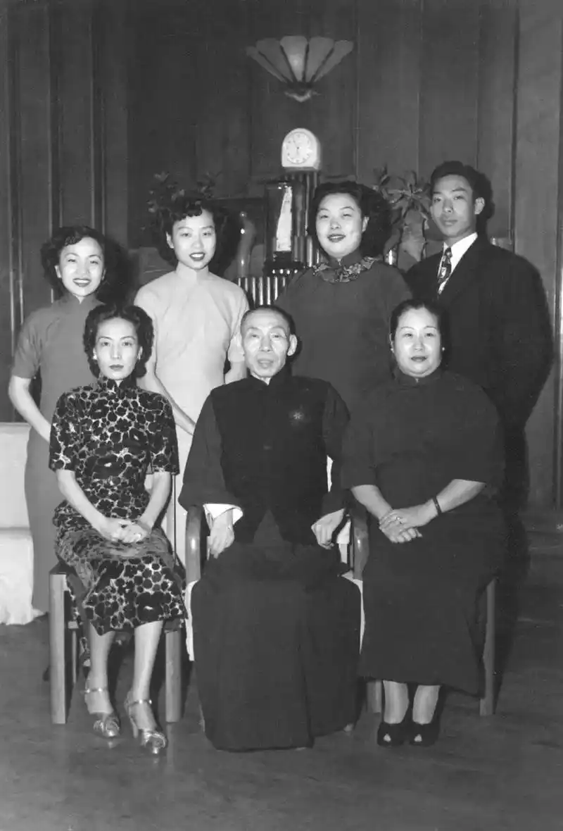 杜月笙如何得到孟小冬靠霸占还是真情60岁重病办婚礼便是答案