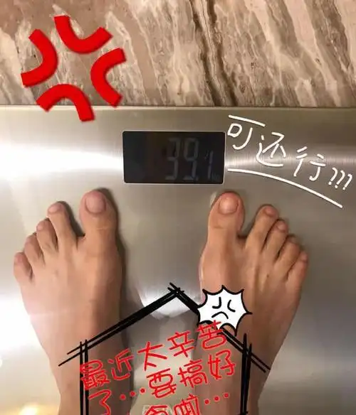 娇小可爱的王子文,实际体重不到80斤,看起来就是瘦竹竿啊,哪想到她的