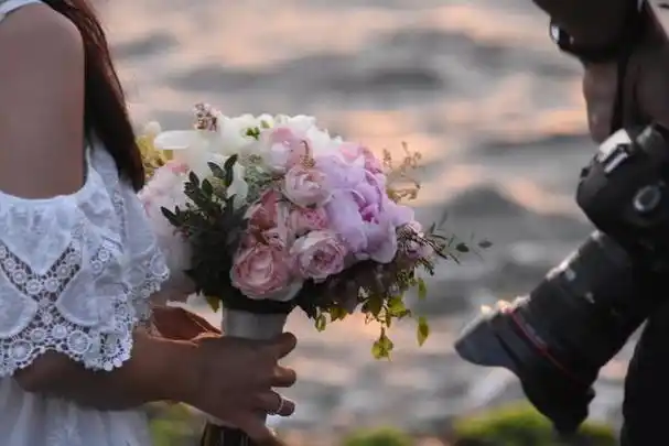 对爱情寄予美好的期望,相信这世上总有那么一个人,能牵起你的手一起从