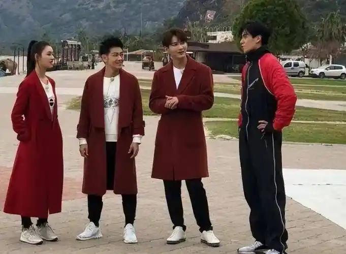 长得英俊帅气,却输在"个子矮"上,这5位男星的身高太不懂事了_林志颖