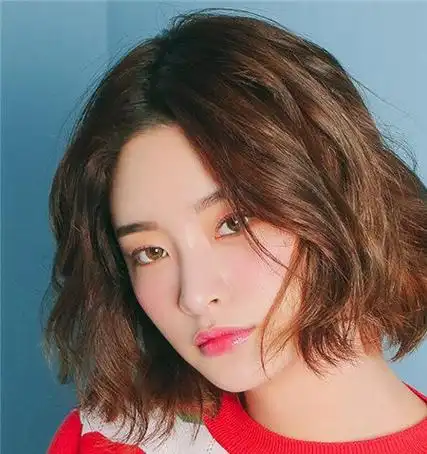 2018大脸女生适合的发型中短发烫发发型图片