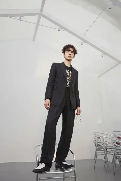 钟汉良现婚礼唱歌引热议穿西装配小白鞋有少年感状态不减当年