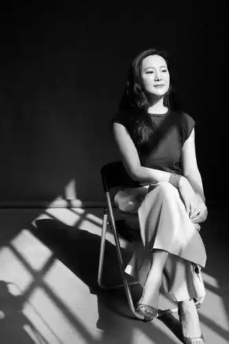 50岁咏梅是真优雅穿真丝印花长裙配自然卷发时髦减龄又显气质