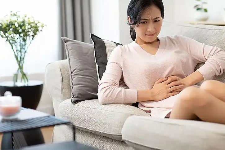 年轻女士肚子疼