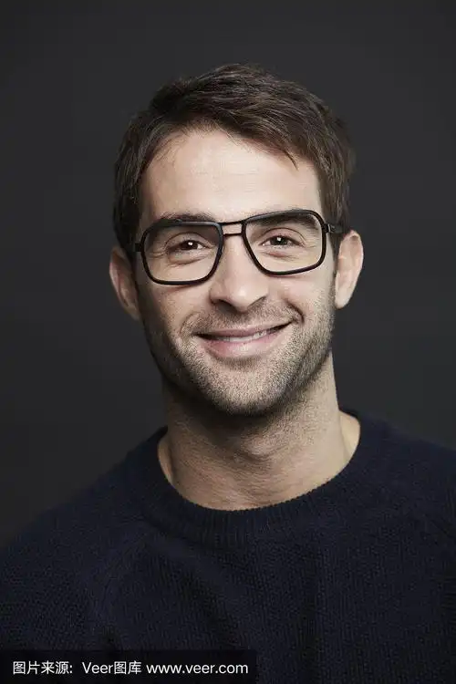 一个戴着眼镜的中年男人的肖像,微笑着