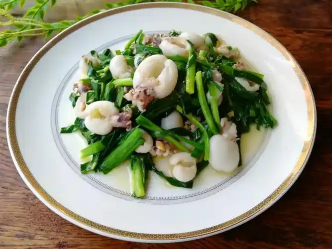 韭菜炒墨鱼韭菜性温养肝护胃滋阴壮阳墨鱼性温健胃益血补肾理气