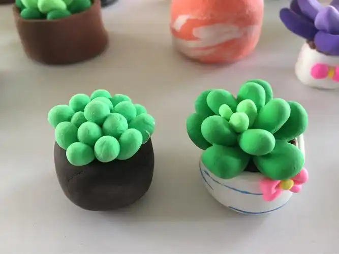 17春幼师2班姑娘们的粘土手工作品