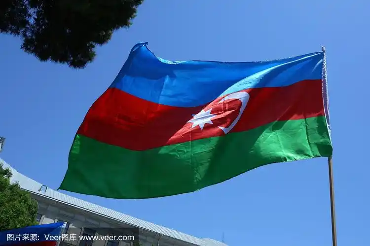 阿塞拜疆国旗以城市为背景.红绿蓝旗.阿塞拜疆的爱国主义传统.彩旗风