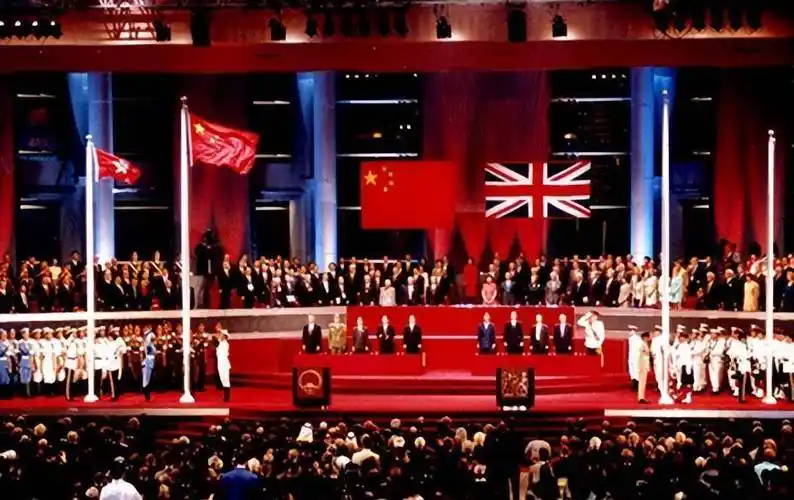 1997年香港回归:查尔斯愁眉苦脸演讲超时,彭定康3个女儿都哭了_撒切尔