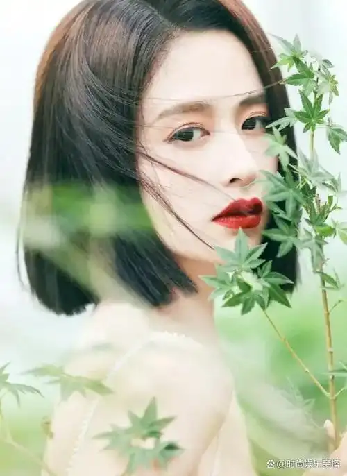 颖儿,一个穿着白色吊带裙,展现窈窕曲线的美丽女孩,她短发及肩,回眸