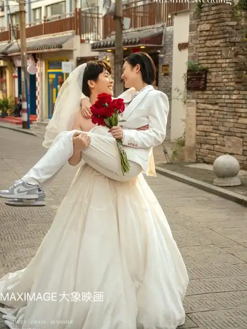 来一组反串婚纱照