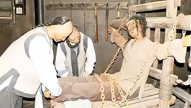 古代十大酷刑之一"老虎凳",仅用2块砖,就能让女犯人痛不欲生-影视综