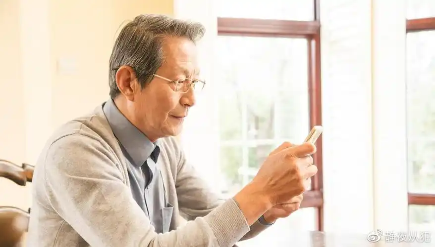 八旬老人哭诉本以为有钱就可以安度晚年谁知再多钱买不回亲情