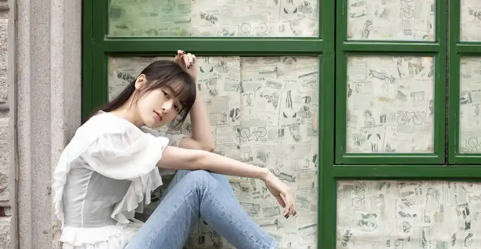 《琉璃》女主袁冰妍,剧里娇俏可人,现实中画风却是这样的_一身_衣服