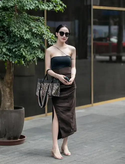 并不是黑色的穿搭就会显得成熟,个人的气质才是最关键的