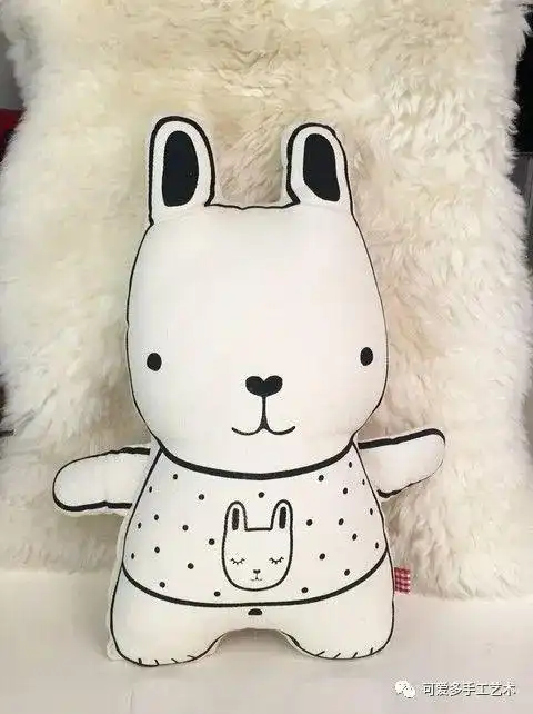 找了几块有图案的布剪了下来,孩子的小玩偶都用不完,妈妈这招太强大了