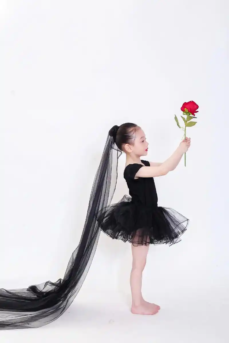 学舞蹈的小女孩97 这是你的第一套舞蹈艺术照,始于兴趣,敬于艺术