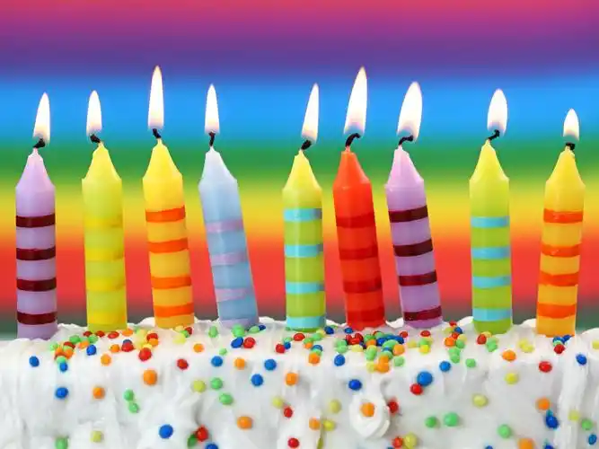 首页 庆祝活动 生日 五颜六色的蜡烛,火焰,奶油,生日蛋糕 壁纸 / 1600