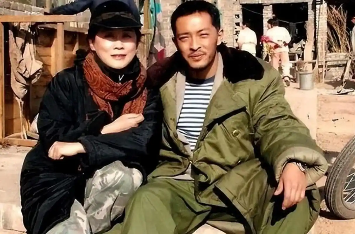 2010年,在一间狭小的两居室里,富大龙和饶敏莉牵着手,看着墙上两鹊哪