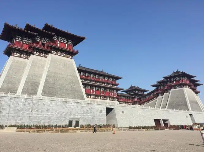 2022隋唐洛阳城应天门遗址游玩攻略,应该是在原来遗址上后修的建.