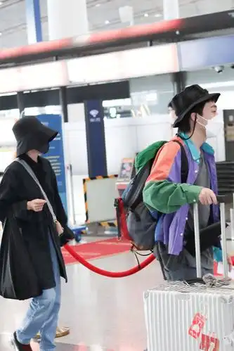 郭采洁和伊德尔低调现身男友全程拎行李超体贴