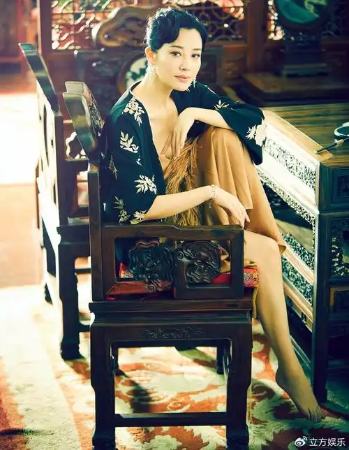 许晴国风大片曝光 温婉明媚浓郁红裙尽显东方风韵