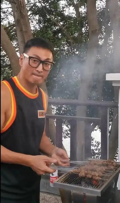 何家劲激动地表示:"开摊了!"他还搭配了开心和美味的小表情.