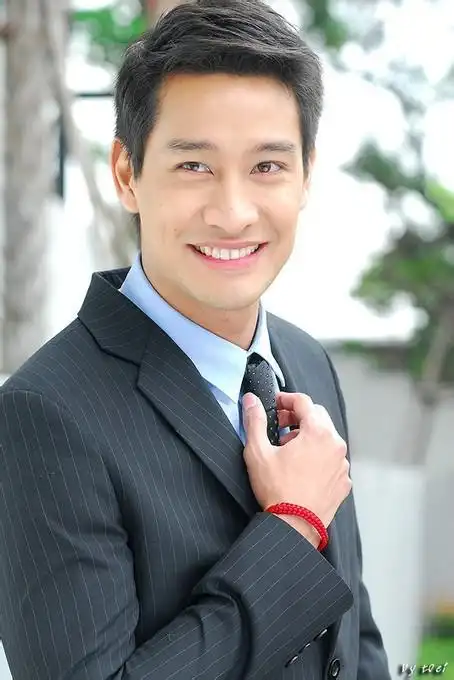 p>纳瓦·君拉纳拉(pong),泰国男演员,模特,中泰混血儿,1978年7月10日